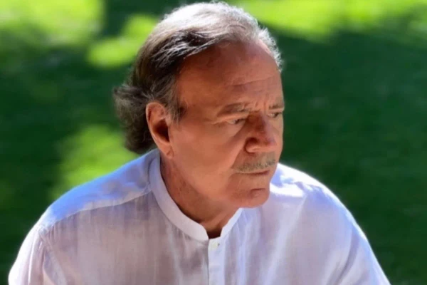 Julio Iglesias é alvo de novas denúncias de agressão sexual feitas por ex-funcionárias