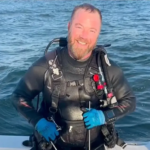 Capitão de barco pula na água e resgata mergulhador atacado brutalmente por tubarão Capitão de barco pula na água e resgata mergulhador atacado brutalmente por tubarão