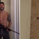 Rodolffo pega arma e mata barata com tiro dentro de casa: 'Não entra no meu quintal' Rodolffo pega arma e mata barata com tiro dentro de casa: 'Não entra no meu quintal'
