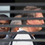 Bolsonaro pede a Moraes permissão para visita de Flávio após 1º turno