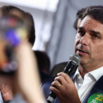 Moraes manda Flávio entregar passaportes e proíbe saída do Brasil após derrota