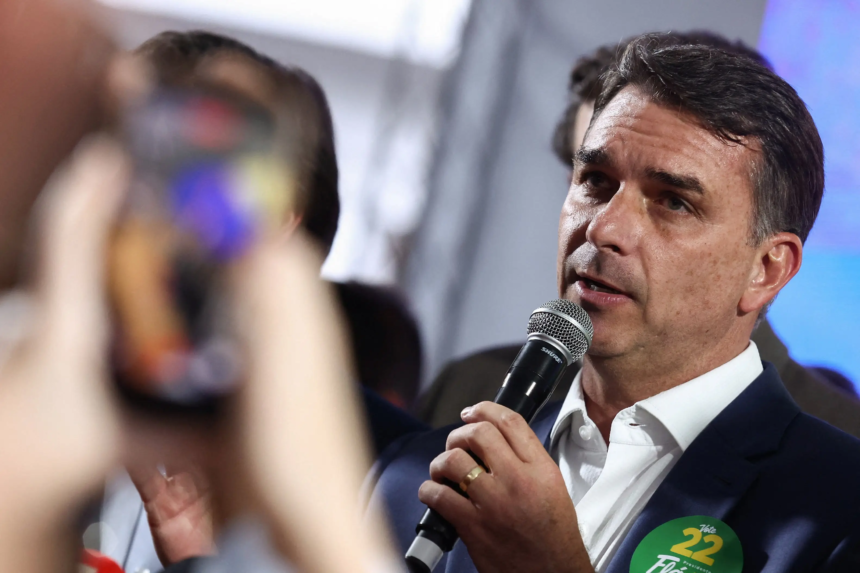 Moraes manda Flávio entregar passaportes e proíbe saída do Brasil após derrota Moraes manda Flávio entregar passaportes e proíbe saída do Brasil após derrota
