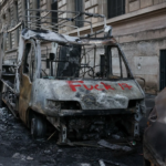 França vira “zona de guerra” após protestos com 2.000 presos França vira “zona de guerra” após protestos com 2.000 presos