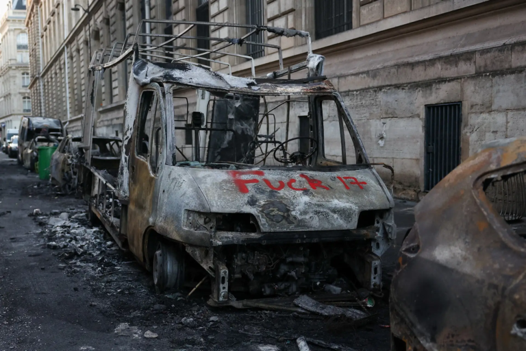 França vira “zona de guerra” após protestos com 2.000 presos