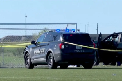 Caminhão invade partida de futebol no Kansas e mata duas pessoas, incluindo criança Caminhão invade partida de futebol no Kansas e mata duas pessoas, incluindo criança