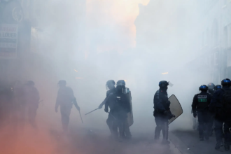 Tensões voltam a crescer em Paris após pior onda de protestos em anos na França