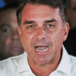 Em carta, Flávio Bolsonaro se autoproclama “verdadeiro presidente eleito” do Brasil Em carta, Flávio Bolsonaro se autoproclama “verdadeiro presidente eleito” do Brasil