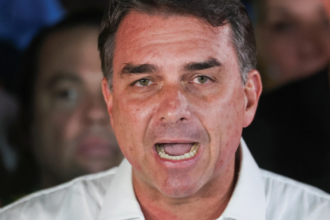 Em carta, Flávio Bolsonaro se autoproclama “verdadeiro presidente eleito” do Brasil