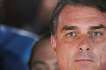 Flávio Bolsonaro diz que vai pedir cassação de chapa de Lula Flávio Bolsonaro diz que vai pedir cassação de chapa de Lula