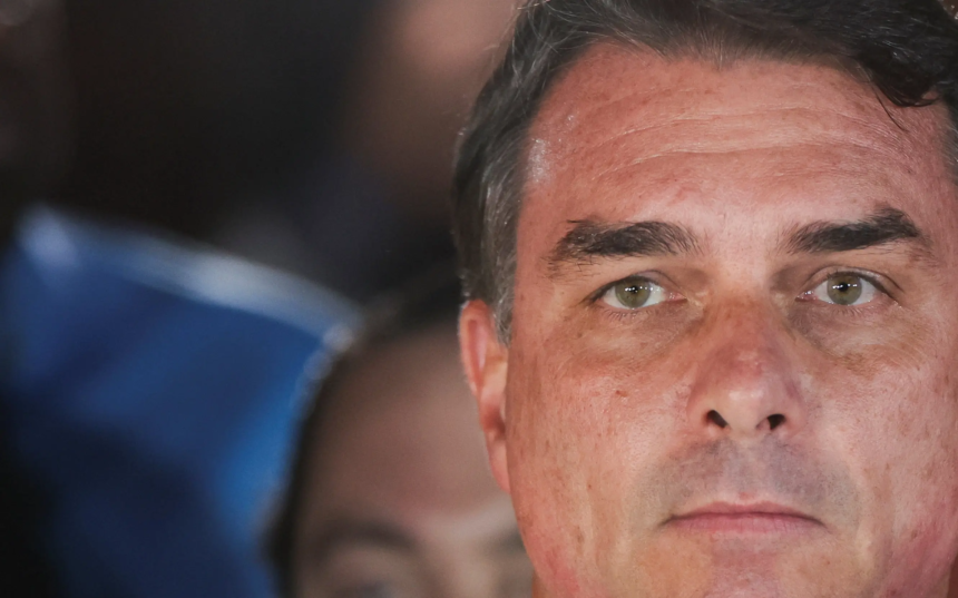 Flávio Bolsonaro diz que vai pedir cassação de chapa de Lula Flávio Bolsonaro diz que vai pedir cassação de chapa de Lula