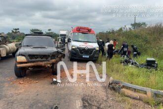 Falha na sinalização de trecho em obras provoca colisão frontal entre moto de luxo e caminhonete na BR-364, no Acre