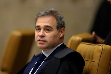 André Mendonça suspende propaganda de Lula que vincula Flávio Bolsonaro às milícias André Mendonça suspende propaganda de Lula que vincula Flávio Bolsonaro às milícias