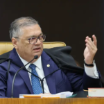 Dino manda PF investigar suspeita de interferência estrangeira na eleição Dino manda PF investigar suspeita de interferência estrangeira na eleição