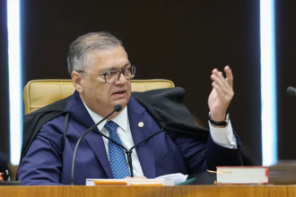 Dino manda PF investigar suspeita de interferência estrangeira na eleição Dino manda PF investigar suspeita de interferência estrangeira na eleição