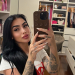 MC Mirella faz selfie coladinha com Flávio Bolsonaro e web não perdoa