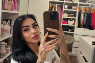 MC Mirella faz selfie coladinha com Flávio Bolsonaro e web não perdoa MC Mirella faz selfie coladinha com Flávio Bolsonaro e web não perdoa