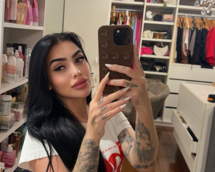 MC Mirella faz selfie coladinha com Flávio Bolsonaro e web não perdoa MC Mirella faz selfie coladinha com Flávio Bolsonaro e web não perdoa