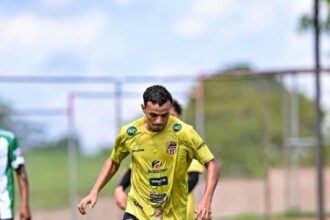 Santa Cruz foca em lances de bola parada e pode definir time titular hoje