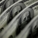 Dólar cai mais de 4% e opera abaixo de R$ 5; mercado reage a resultado eleitoral