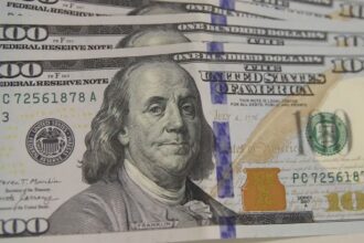 Dólar cai abaixo de R$ 5 e Ibovespa salta quase 8% e bate recorde histórico Dólar cai abaixo de R$ 5 e Ibovespa salta quase 8% e bate recorde histórico