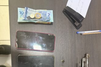 PM prende dois suspeitos e recupera motocicleta roubada após perseguição na região do Vila Acre; arma de fogo também foi apreendida PM prende dois suspeitos e recupera motocicleta roubada após perseguição na região do Vila Acre; arma de fogo também foi apreendida