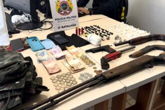 Polícia apreende drogas e cinco armas de fogo durante ação no Segundo Distrito de Rio Branco Polícia apreende drogas e cinco armas de fogo durante ação no Segundo Distrito de Rio Branco