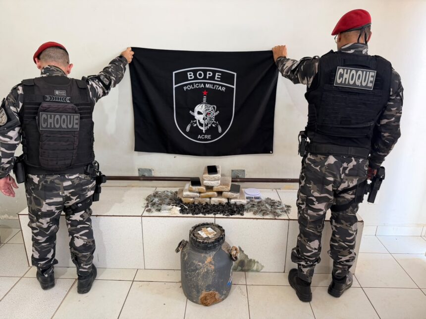 BOPE descobre depósito de drogas enterrado no quintal de residência em Rio Branco BOPE descobre depósito de drogas enterrado no quintal de residência em Rio Branco