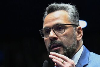 Alan Rick vota contra criação de exame nacional obrigatório para médicos