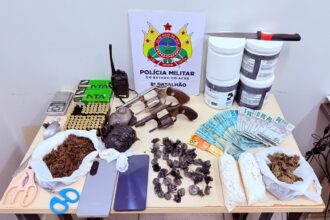 PMAC apreende drogas, armas e mais de R$ 5 mil durante ação em Sena Madureira