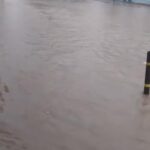 Chuva provoca alagamento na principal via do bairro Manoel Julião, em Rio Branco