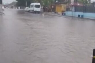 Chuva provoca alagamento na principal via do bairro Manoel Julião, em Rio Branco Chuva provoca alagamento na principal via do bairro Manoel Julião, em Rio Branco