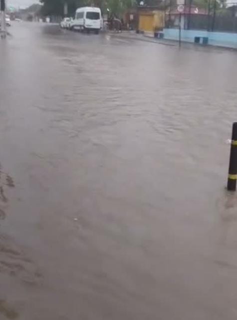 Chuva provoca alagamento na principal via do bairro Manoel Julião, em Rio Branco