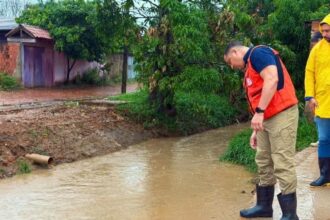 Igarapé Batista transborda após chuva intensa e Defesa Civil monitora área em Rio Branco Igarapé Batista transborda após chuva intensa e Defesa Civil monitora área em Rio Branco