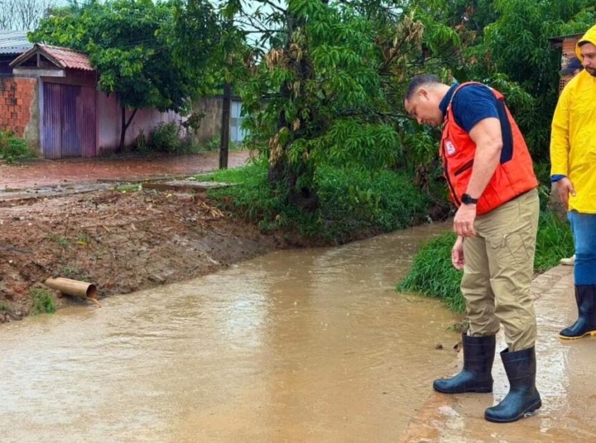 Igarapé Batista transborda após chuva intensa e Defesa Civil monitora área em Rio Branco