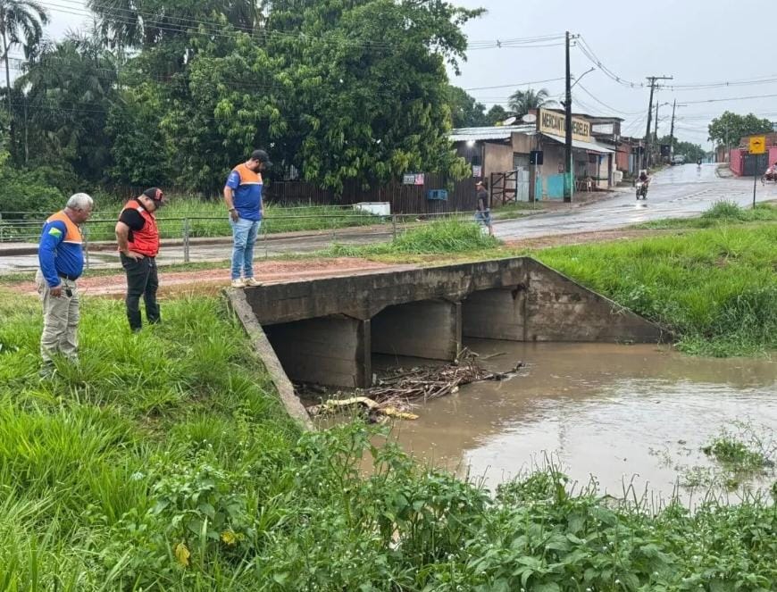 Igarapé Batista transborda após chuva intensa e Defesa Civil monitora área em Rio Branco