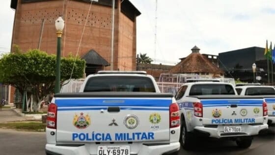 Adolescentes são apreendidos após manterem motorista refém em Cruzeiro do Sul Adolescentes são apreendidos após manterem motorista refém em Cruzeiro do Sul