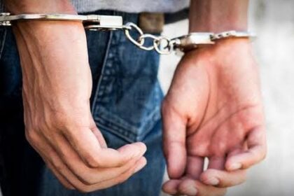 Jovem é preso em Cruzeiro do Sul após agredir tio e ameaçar matar a avó Jovem é preso em Cruzeiro do Sul após agredir tio e ameaçar matar a avó