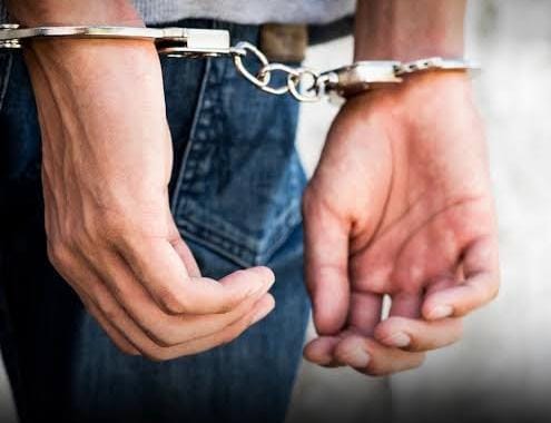 Jovem é preso em Cruzeiro do Sul após agredir tio e ameaçar matar a avó Jovem é preso em Cruzeiro do Sul após agredir tio e ameaçar matar a avó