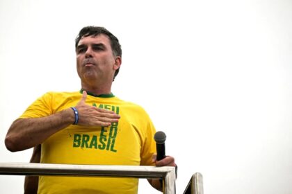Flávio reage à redução de vantagem e derrota no Congresso na reta final do segundo turno Flávio reage à redução de vantagem e derrota no Congresso na reta final do segundo turno