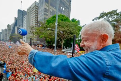 Com 6×1 aprovado e novas promessas, Lula aposta em pautas populares na reta final do 2º turno Com 6×1 aprovado e novas promessas, Lula aposta em pautas populares na reta final do 2º turno