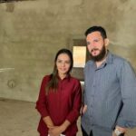 Primeira-dama firma parceria com igreja para levar serviços ao bairro Placas