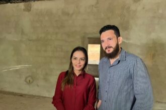 Primeira-dama firma parceria com igreja para levar serviços ao bairro Placas Primeira-dama firma parceria com igreja para levar serviços ao bairro Placas