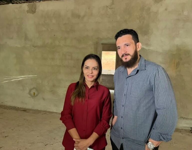 Primeira-dama firma parceria com igreja para levar serviços ao bairro Placas