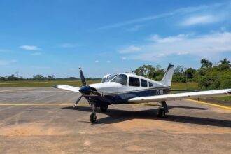 Avião que pousou em rio no Acre é de 1977 e não tinha autorização para táxi aéreo Avião que pousou em rio no Acre é de 1977 e não tinha autorização para táxi aéreo