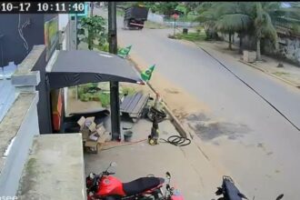 Motociclista tenta escapar, mas é atingido por caminhão em cruzamento de Sena Madureira