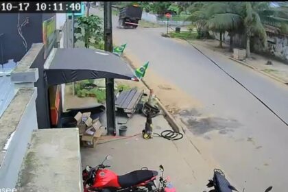 Motociclista tenta escapar, mas é atingido por caminhão em cruzamento de Sena Madureira Motociclista tenta escapar, mas é atingido por caminhão em cruzamento de Sena Madureira