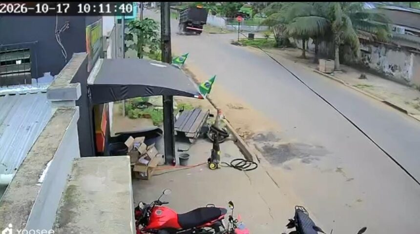 Motociclista tenta escapar, mas é atingido por caminhão em cruzamento de Sena Madureira