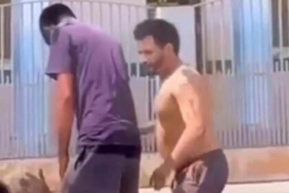 Homem agride o próprio pai em via pública de Tarauacá e é contido por populares Homem agride o próprio pai em via pública de Tarauacá e é contido por populares