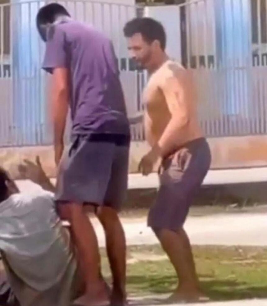 Homem agride o próprio pai em via pública de Tarauacá e é contido por populares