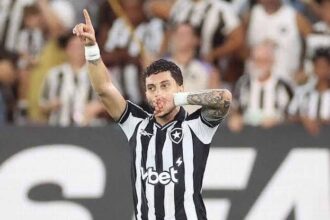 Tiquinho brilha e dá primeira vitória a Tite no Botafogo, que vence a Chapecoense por 1 a 0 Tiquinho brilha e dá primeira vitória a Tite no Botafogo, que vence a Chapecoense por 1 a 0